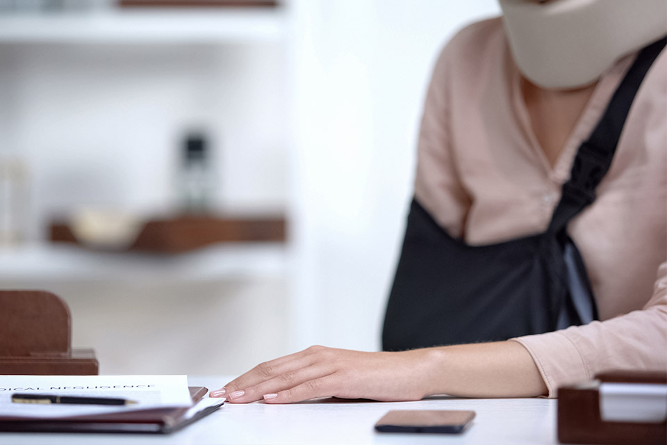 préjudice corporel, femme ayant un bras en écharpe